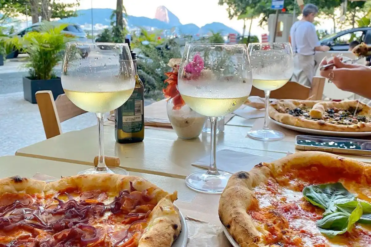 Gino Ristorante prepara a autentica pizza italiana em Copacabana