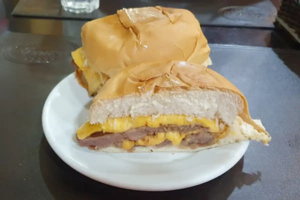 Lanchonete Souza serve lanches 24horas na Pompeia