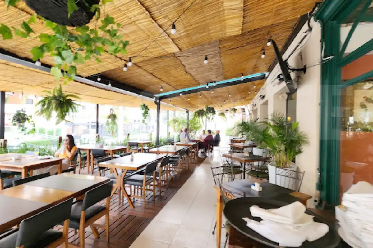 Vila Conte restaurante com mesas externas em Moema