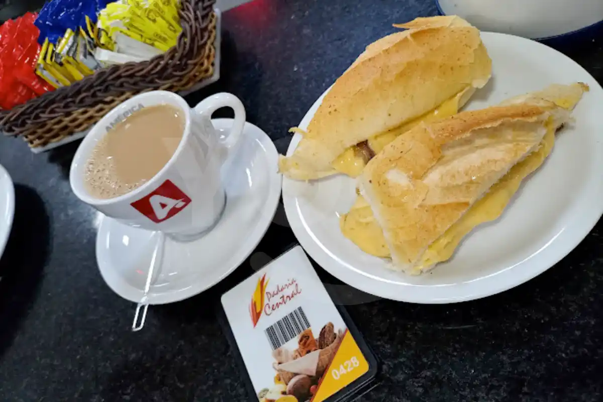 a Padaria Central serve cafe da manha completo