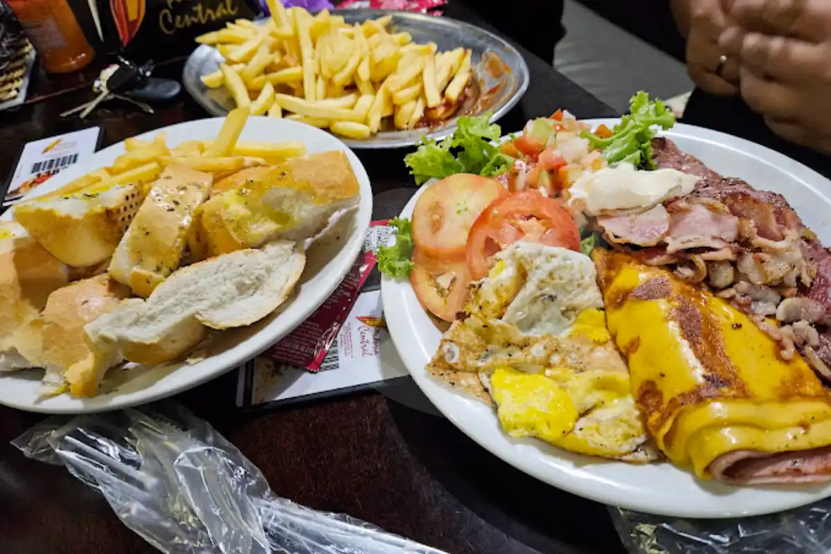 a Padaria Central serve comida a qualquer hora do dia