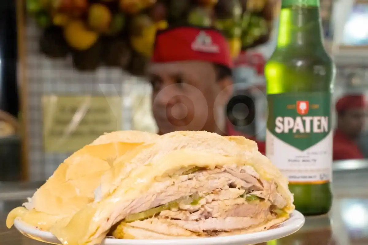 bar e lanches estadao serve o famoso sanduiche de pernil no centro de sao paulo