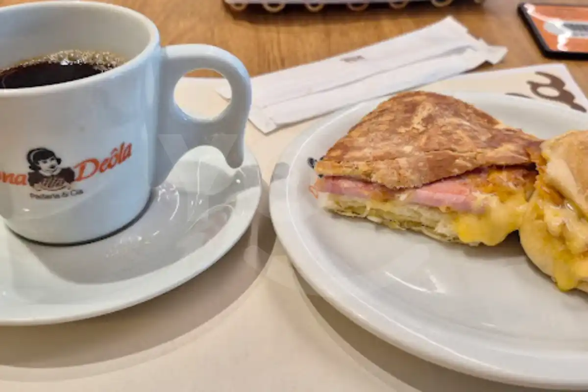 padaria na Lapa Dona Deola - serve cafe da manha completo