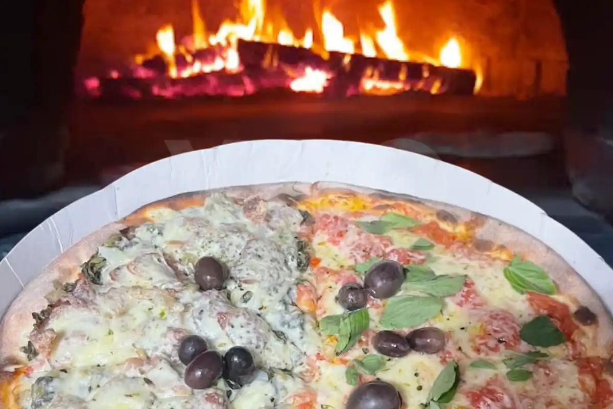 pizzaria do Baldoino produz pizzas assadas no forno a lenha