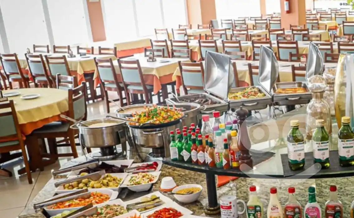 Churrascaria Anchieta Grill - ambiente buffet e mesas