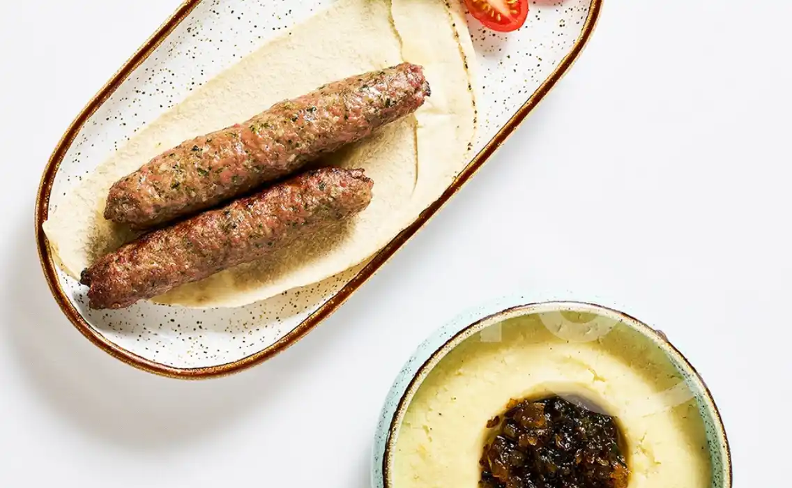 Restaurante Arabia - a mais pedida kafta no espeto com batata libanesa