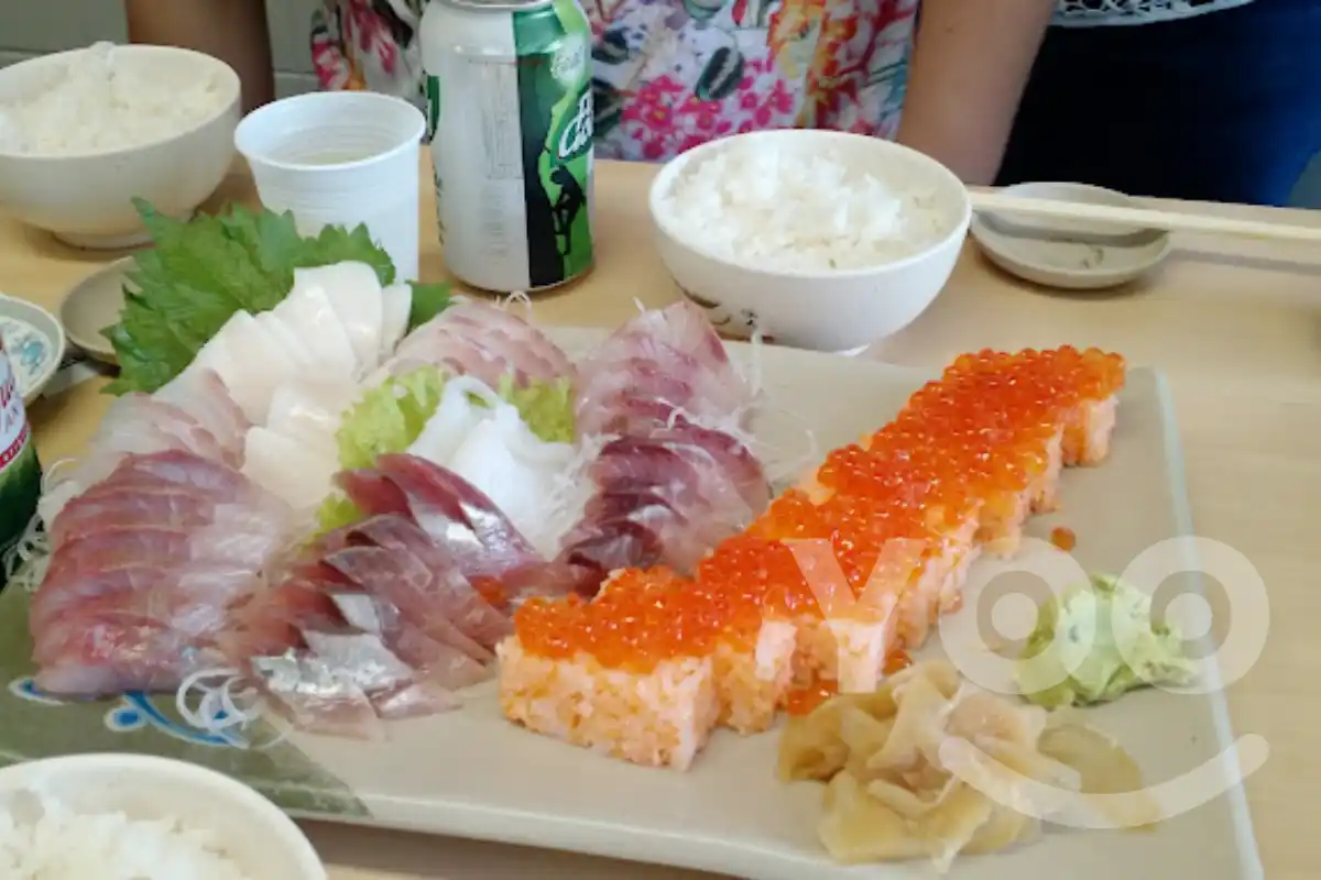 Uokatsu sashimi servido como no Japao