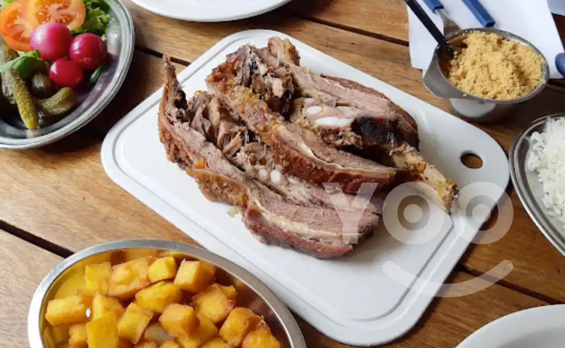 a churrascaria Costelao Curitibano prepara o famoso peito bovino de Curitiba