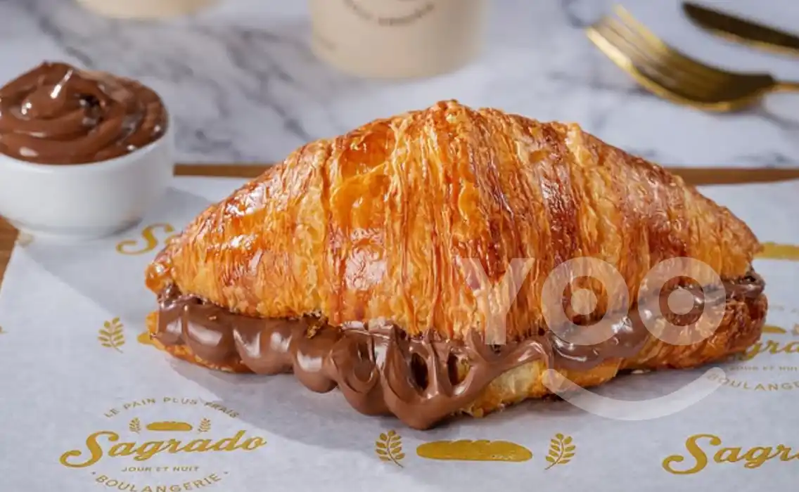 a padaria Artesanal Sagrado Boulangerie prepara o famoso croissant recheado em Alphaville