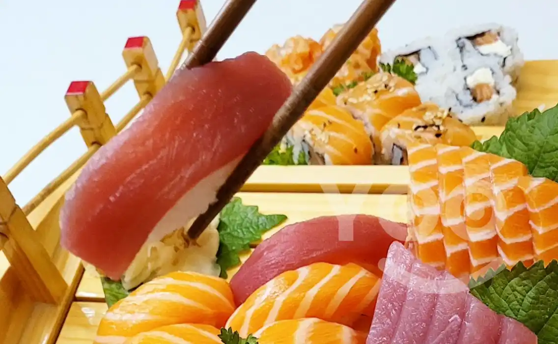 o Yamato restaurante Curitiba prepara sashimi com peixes frescos