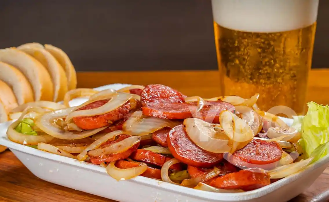 Patropi Lanches porcao de calabresa acebolada hapy hour
