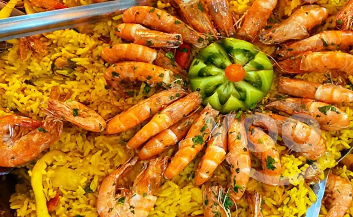 Roda Grill serve buffet completo com camarao