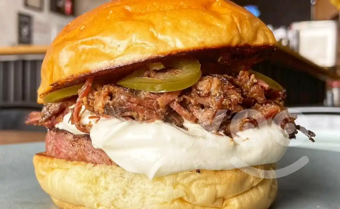 Rudder Burger prepara o famoso hamburguer de cupim da cidade