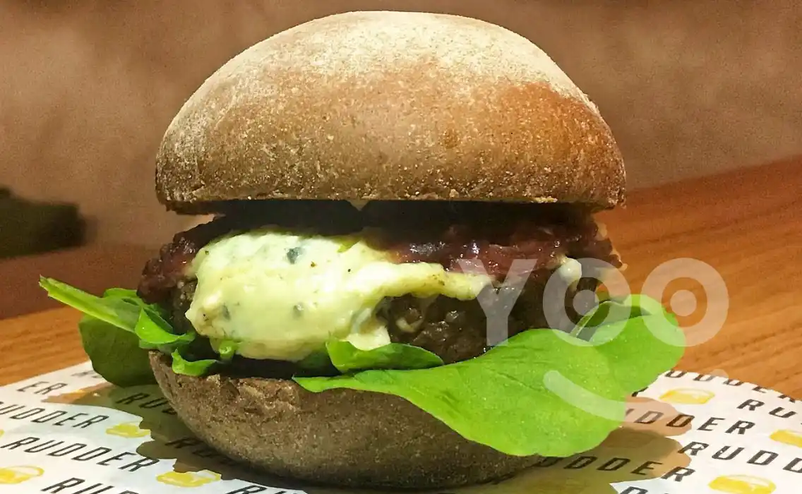 Rudder Burger serve o classico com cebola caramelizada