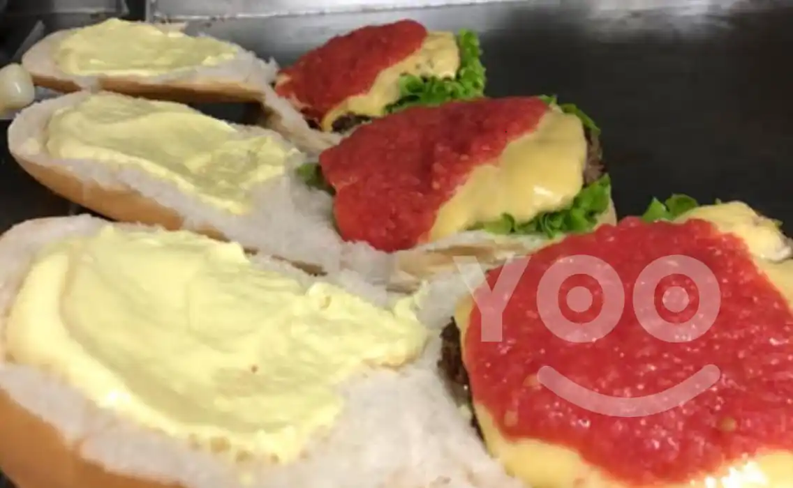 Seu Oswaldo Hamburgueria no Ipiranga prepara hamburgueres com molho de tomate
