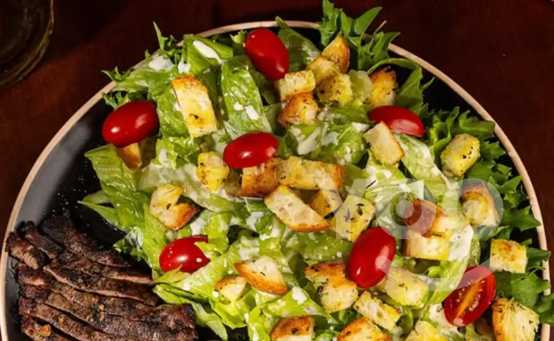 Verttoni prepara a famosa salada caesar