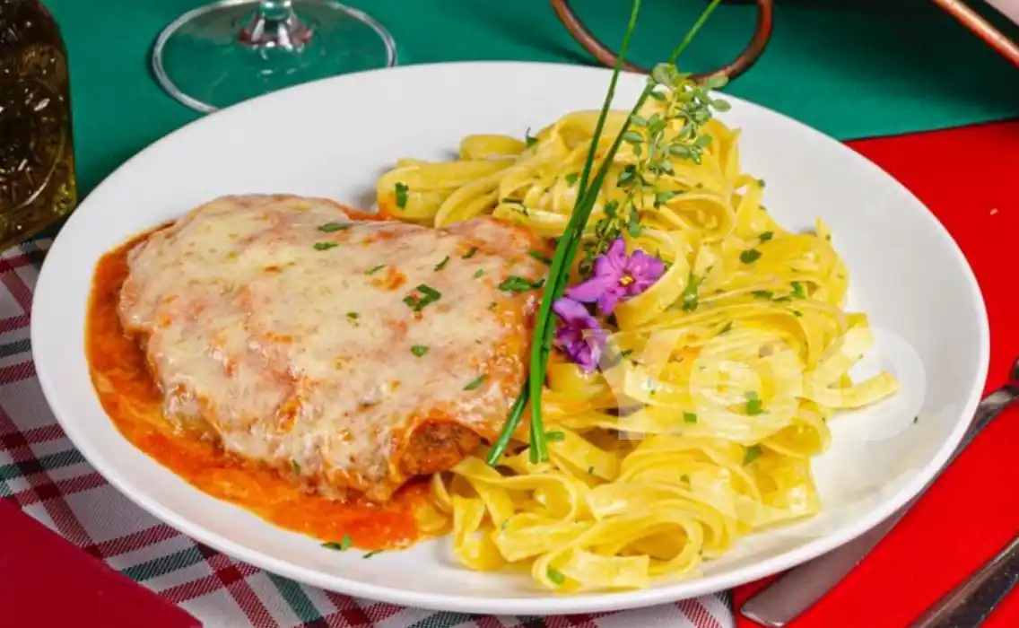 o premiado Filetto alla parmegiana com fettuccine na manteiga e servido pela Cantina Brunelli de Campinas