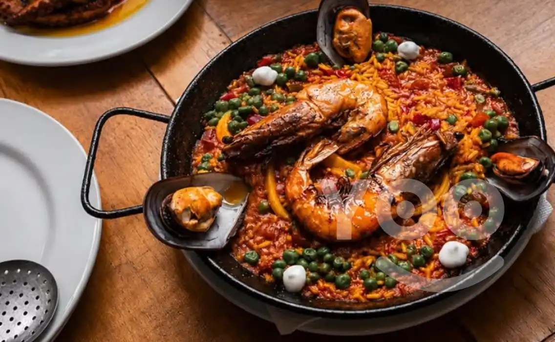Lola por Dios prepara Arroz com Gambas e Chorizo na Vila Mariana