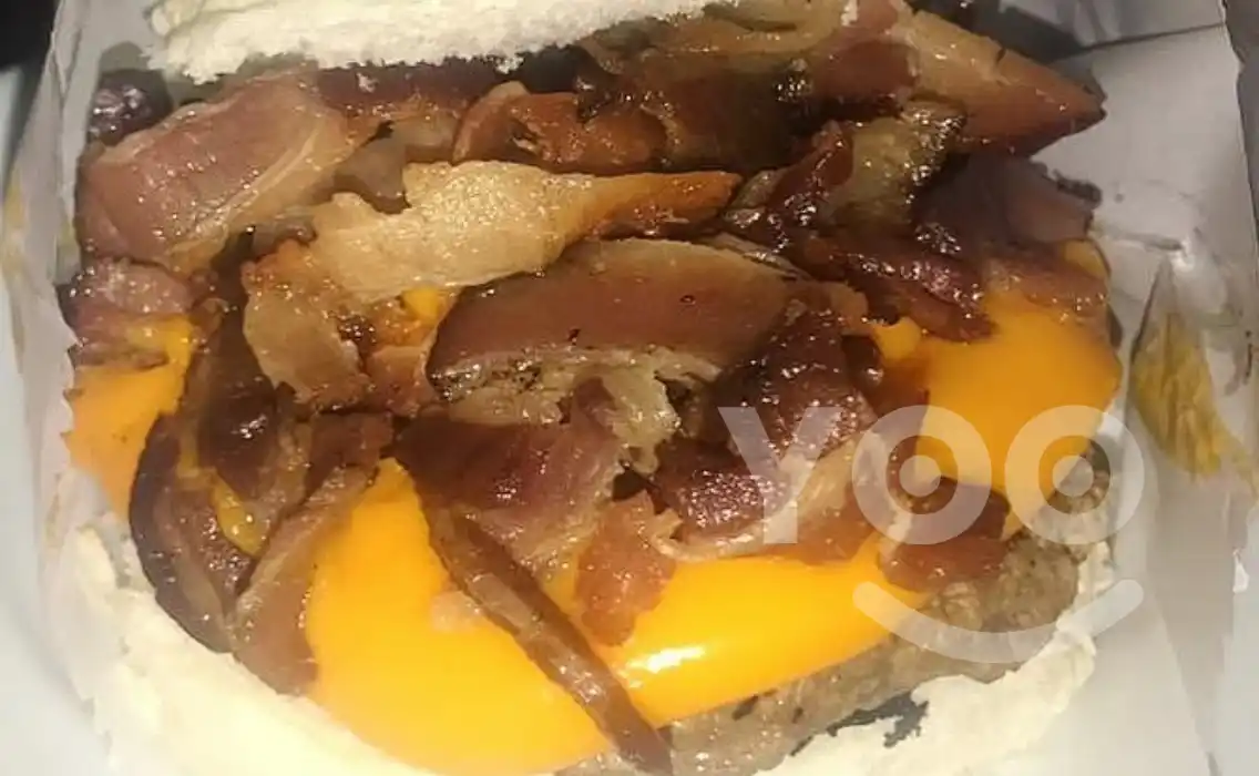Tchan Lanches serve o famoso xbacon no Campo Belo